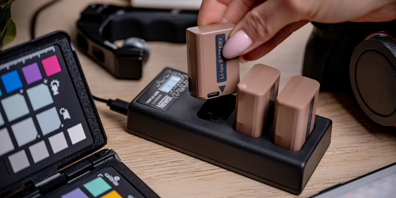 Ładowarka Newell potrójna CD-USB-C do akumulatorów Sony NP-FW50
