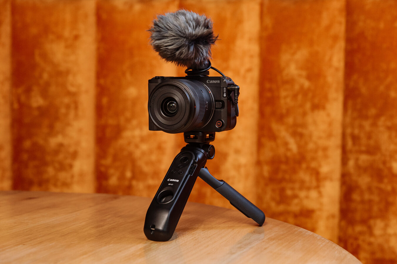 Bezlusterkowiec Canon EOS R50 V (body) + Akcesoria SmallRig za 2zł
