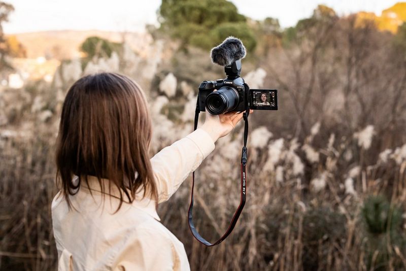 Canon R7 vlogowanie za pomocą aparatu oraz akcesoria dodatkowe
