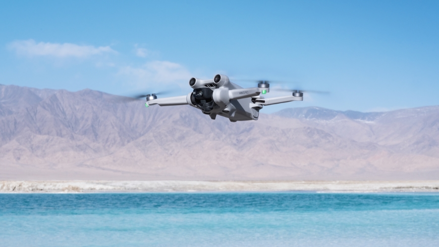 Dron DJI mini 3 pro w locie
