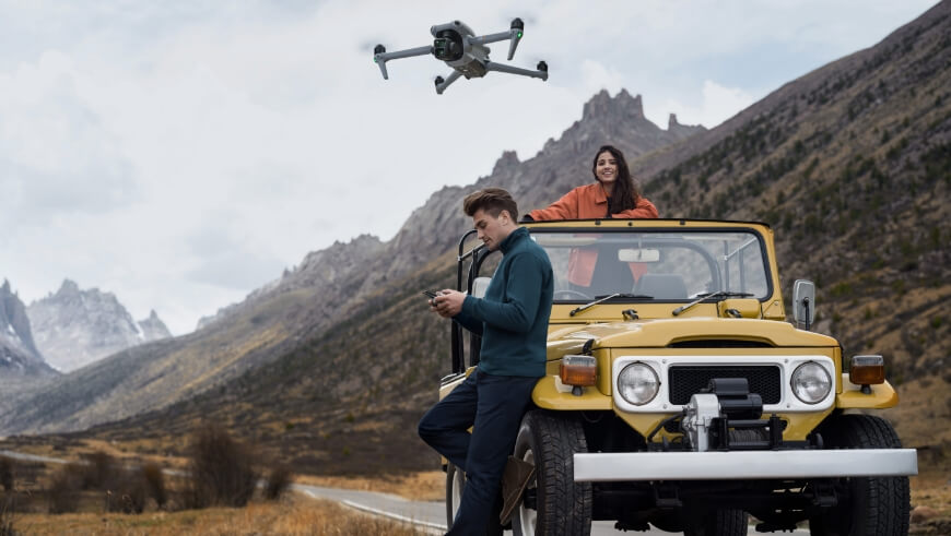 DJI Air 3 to pierwszy dron z serii Air, który został wyposażony w system z dwiema kamerami